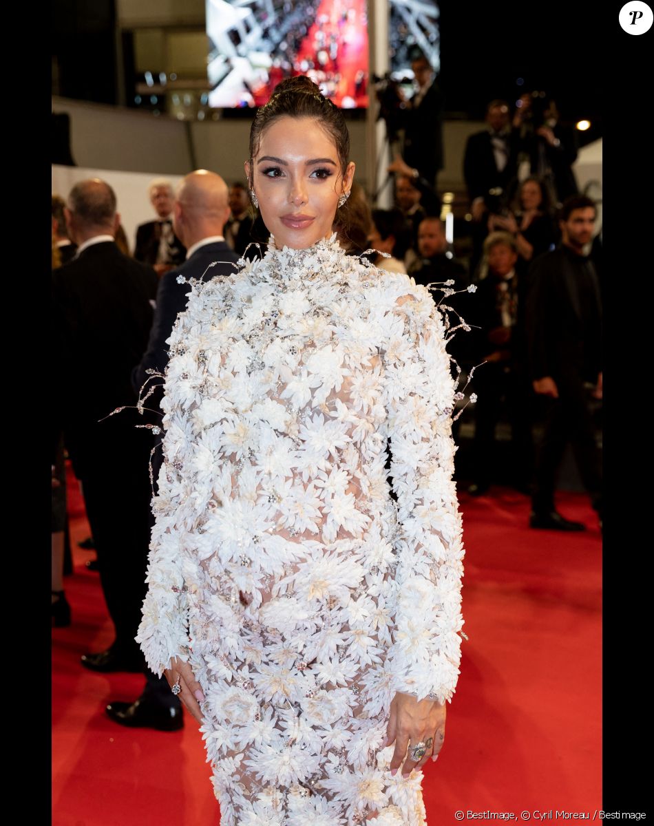 Nabilla Benattia (enceinte) - Montée des marches du film " Stars At Noon " lors du 75ème Festival International du Film de Cannes. Le 25 mai 2022 © Cyril Moreau / Bestimage