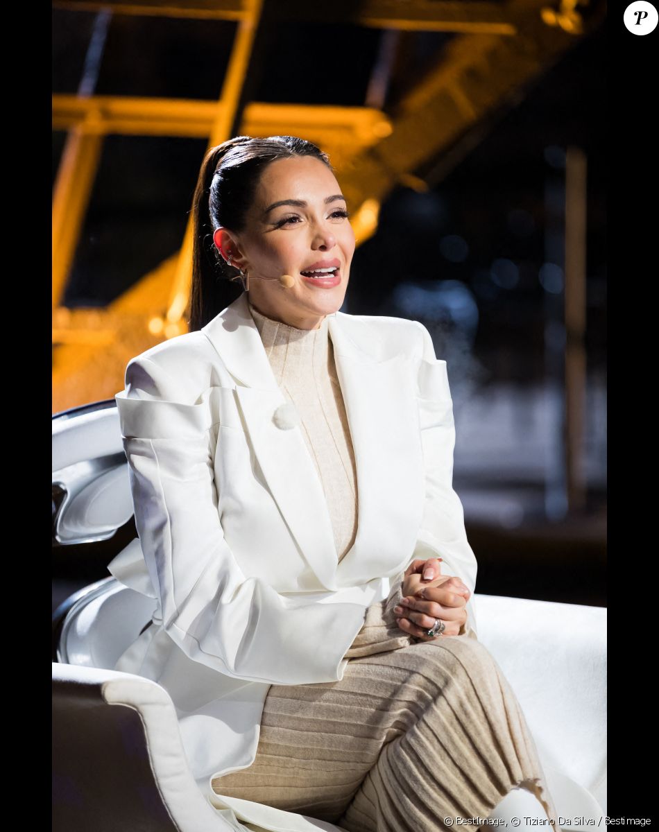 Exclusif - Nabilla Benattia - Enregistrement de l'émission "La Chanson secrète 10" au 1er étage de la Tour Eiffel à Paris, diffusée le 22 janvier sur TF1 à 21h10 © Tiziano Da Silva / Bestimage Après le succès des précédentes éditions, " LA CHANSON SECRETE ", présentée par N.ALIAGAS et produite par DMLS TV, revient sur TF1. 8 artistes ne savent rien de ce qui va se passer pour eux ! Ils ont accepté de jouer le jeu, de se laisser totalement surprendre, émouvoir, parfois même déstabiliser car ils vont découvrir en même temps que les téléspectateurs une surprise : une chanson qui leur est chère revisitée et réinterprétée par un artiste. Des mises en scène spectaculaires au service de l'émotion... Et des émotions fortes pour l'artiste assis dans le fauteuil grâce à la venue sur le plateau de proches et d'invités inattendus. Les téléspectateurs seront aux premières loges pour vivre ces moments d'intimité musicale rare.