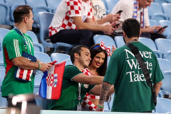 Ivana Knoll lors du match "Japon - Croatie" lors de la Coupe du Monde 2022 au Qatar (FIFA World Cup Qatar 2022), le 5 décembre 2022. La fan croate Ivana Knoll, critiquée pour sa manière de s'habiller non conforme aux règles du Qatar, a affirmé qu'elle ne craignait pas d'être arrêtée pour ses tenues audacieuses lors de la Coupe du monde.