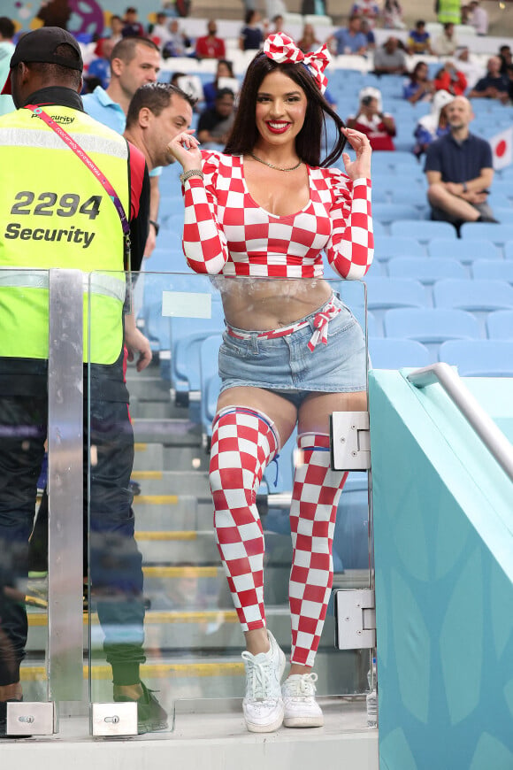 Ivana Knoll lors du match "Japon - Croatie" lors de la Coupe du Monde 2022 au Qatar (FIFA World Cup Qatar 2022), le 5 décembre 2022. La fan croate Ivana Knoll, critiquée pour sa manière de s'habiller non conforme aux règles du Qatar, a affirmé qu'elle ne craignait pas d'être arrêtée pour ses tenues audacieuses lors de la Coupe du monde.