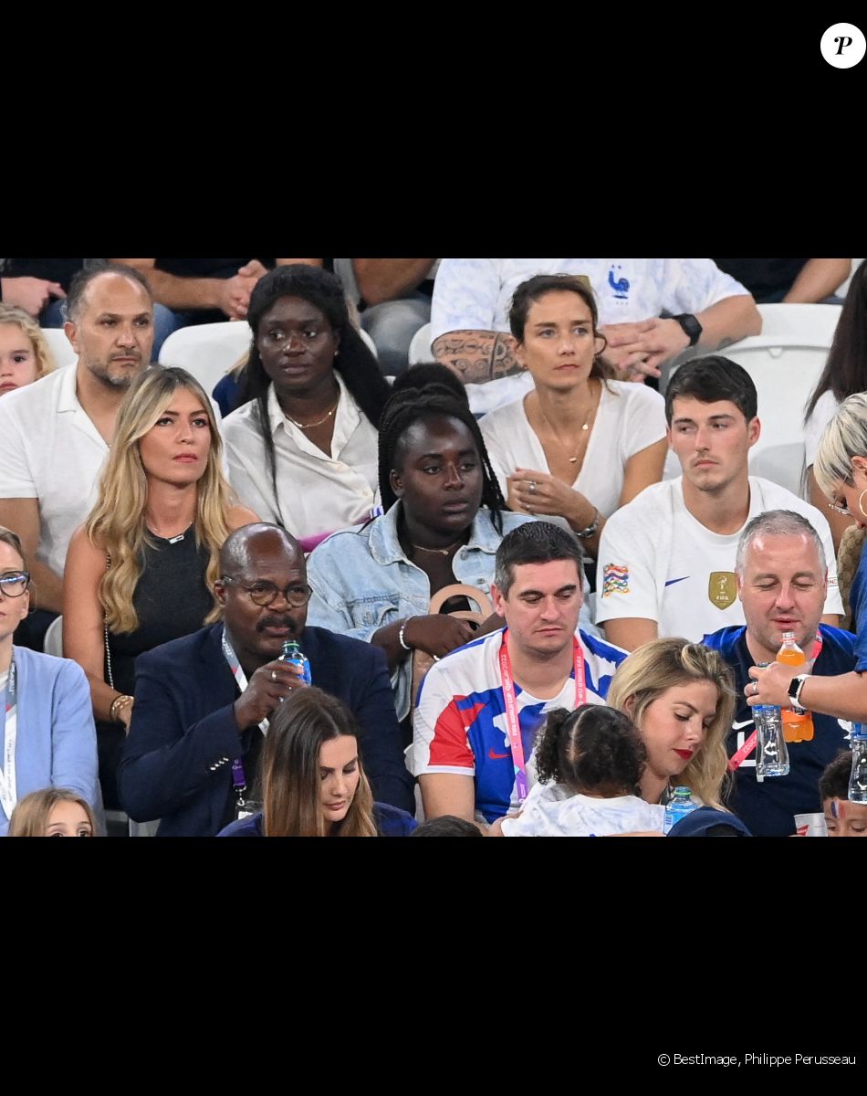 Mathilde Cappelaere et son compagnon Dylan Deschamps - Femmes et compagnes des joueurs lors du match "France - Pologne" (3-1) lors de la Coupe du Monde 2022 au Qatar (FIFA World Cup Qatar 2022) le 4 décembre 2022. © Philippe Perusseau / Bestimage