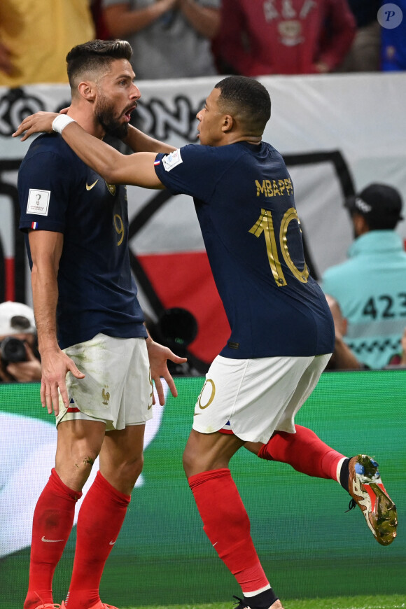 Olivier Giroud et Kylian Mbappe - Joie des joueurs français lors du match des 1/8emes de finale de la Coupe de Monde de Football "France vs Pologne (3-1)" à Doha au Qatar. Le 4 décembre 2022 © Philippe Perusseau / Bestimage