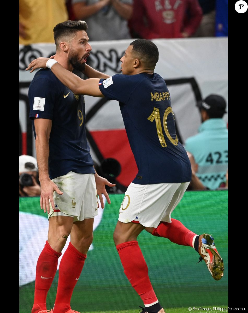 Olivier Giroud et Kylian Mbappe - Joie des joueurs français lors du match des 1/8emes de finale de la Coupe de Monde de Football "France vs Pologne (3-1)" à Doha au Qatar. Le 4 décembre 2022 © Philippe Perusseau / Bestimage