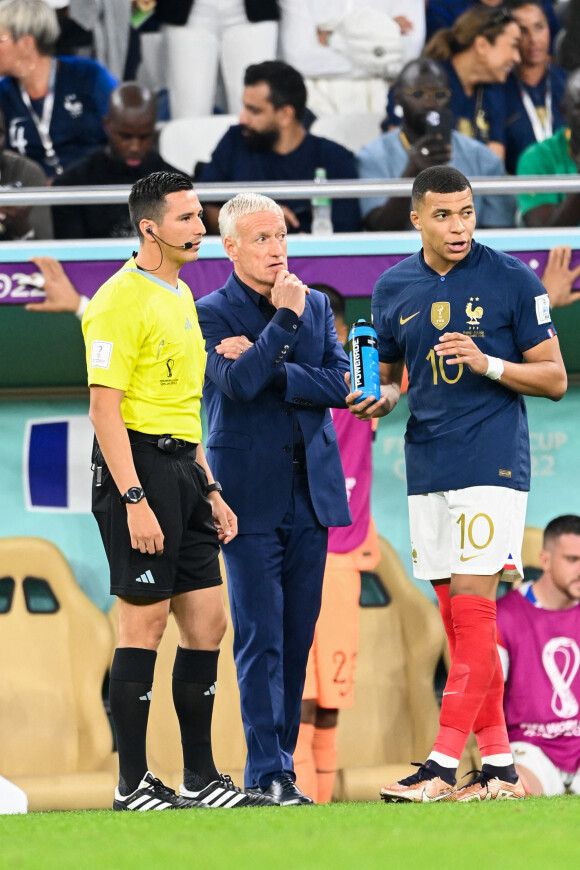 Didier Deschamps (entraineur et sélectionneur de l'équipe de France),Kylian Mbappé - Match de football de la Coupe du Monde FIFA Qatar 2022 : la France bat la Pologne 3 à 1 en 8ème de finale au Al Thumama Stadium à Doha le 4 décembre 2022. © Philippe Perusseau / Bestimage