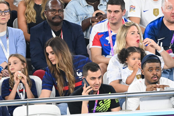 Marine Lloris ( femme de Hugo Lloris), sa fille Giuliana et Camille Tytgat ( femme de Raphael Varane) avec sa fille Anaïs - Femmes et compagnes des joueurs lors du match "France - Pologne" (3-1) lors de la Coupe du Monde 2022 au Qatar (FIFA World Cup Qatar 2022) le 4 décembre 2022. © Philippe Perusseau / Bestimage