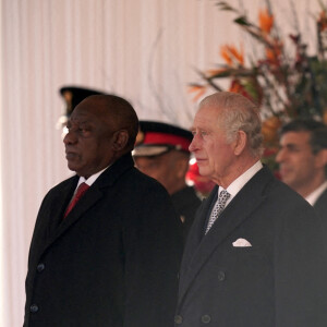 le président de l'Afrique du Sud Cyril Ramaphosa, le roi Charles III, Camilla Parker Bowles, reine consort d'Angleterre, le prince William, prince de Galles, et Catherine (Kate) Middleton, princesse de Galles - La famille royale du Royaume Uni lors de la cérémonie d'accueil du président de l'Afrique du Sud, en visite d'état à Londres, Royaume Uni, le 22 novembre 2022. 