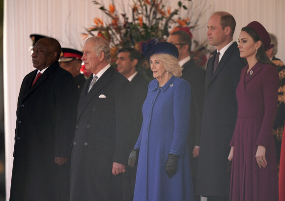 le président de l'Afrique du Sud Cyril Ramaphosa, le roi Charles III, Camilla Parker Bowles, reine consort d'Angleterre, le prince William, prince de Galles, et Catherine (Kate) Middleton, princesse de Galles - La famille royale du Royaume Uni lors de la cérémonie d'accueil du président de l'Afrique du Sud, en visite d'état à Londres, Royaume Uni, le 22 novembre 2022. 