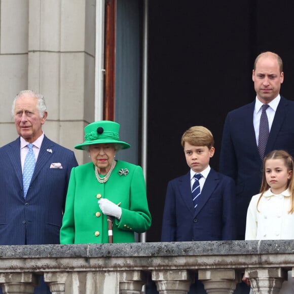 Camilla Parker Bowles, duchesse de Cornouailles, le prince Charles, la reine Elisabeth II, le prince William, duc de Cambridge, Kate Catherine Middleton, duchesse de Cambridge, et leurs enfants le prince George, la princesse Charlotte et le prince Louis - La famille royale d'Angleterre au balcon du palais de Buckingham, à l'occasion du jubilé de la reine d'Angleterre. Le 5 juin 2022 