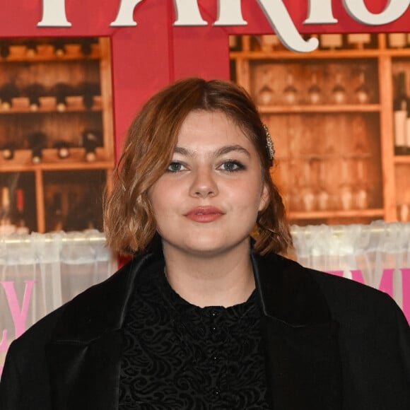 Louane - Arrivées des people à l'avant-première du film Netflix "Emily in Paris" saison 3 au Théâtre des Champs Elysées à Paris le 6 décembre 2022.
