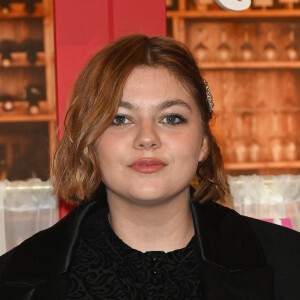 Louane - Arrivées des people à l'avant-première du film Netflix "Emily in Paris" saison 3 au Théâtre des Champs Elysées à Paris le 6 décembre 2022.
