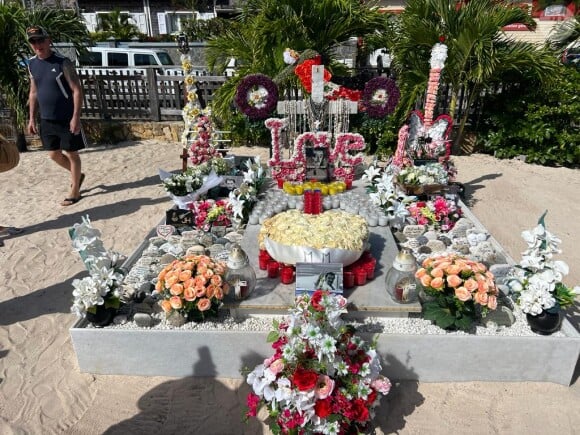 La tombe de Johnny Hallyday parfaitement décorée au cimetière de Lorient à Saint-Barth