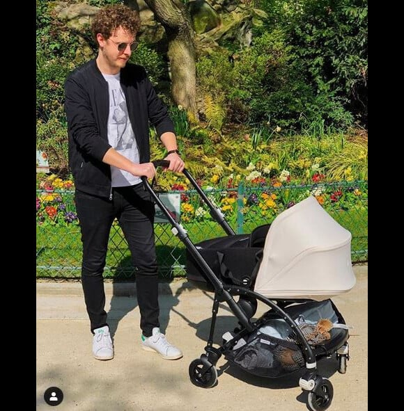 Norman Thavaud pose avec son bébé au cours d'une balade en poussette. Instagram, le 31 mars 2019.