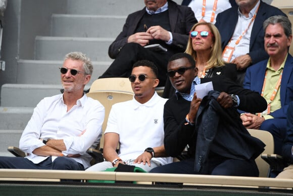 Denis Brogniart, Marcel Desailly et son fils dans les tribunes lors des Internationaux de France de Tennis de Roland Garros 2022 (jour 6), à Paris, France, le 27 mai 2022. © Federico Pestellini /Panoramic/Bestimage