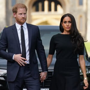 Le prince Harry, duc de Sussex et Meghan Markle, duchesse de Sussex à la rencontre de la foule devant le château de Windsor, suite au décès de la reine Elizabeth II d'Angleterre. 