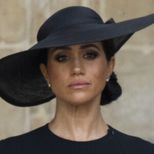 Meghan Markle porte une paire de boucles d'oreilles en diamants et perles offert par la reine en 2018 lors de son entrée dans la famille royale après son mariage avec le prince Harry. Londres, le 19 septembre 2022.