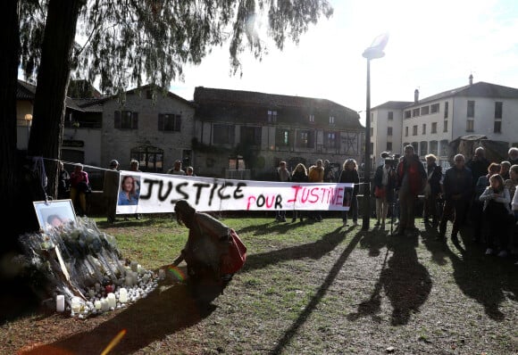 Plusieurs centaines de personnes ont participé à la marche blanche à la mémoire de Justine Vayrac, organisée par la famille et les amis de la jeune femme décédée, dans le village de Saint-Céré dans le Lot. Le 6 novembre 2022 © Patrick Bernard / Bestimage