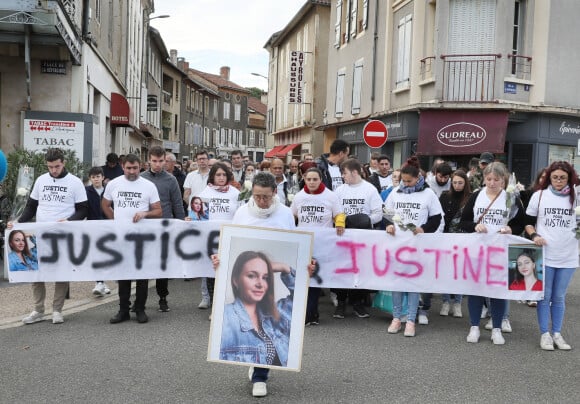 Plusieurs centaines de personnes ont participé à la marche blanche à la mémoire de Justine Vayrac, organisée par la famille et les amis de la jeune femme décédée, dans le village de Saint-Céré dans le Lot. Le 6 novembre 2022 © Patrick Bernard / Bestimage