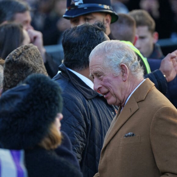 Un oeuf aurait été jeté vers le roi Charles III d'Angleterre lors de son bain de foule à Luton, le 6 décembre 2022. Un homme d'une vingtaine d'années, suspecté de cette tentative d'agression envers le souverain, a été arrêté par la police. 