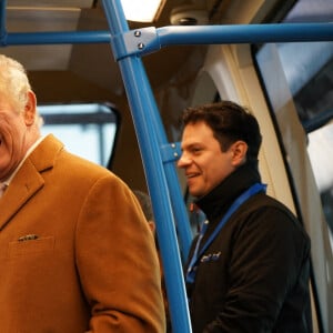 Le roi Charles III d'Angleterre, visite la gare de Luton DART Parkway pour inaugurer le nouveau système de transport en commun qui reliera la gare ferroviaire de Luton Airport Parkway à l'aéroport de Londres Luton. Le 6 décembre 2022. 