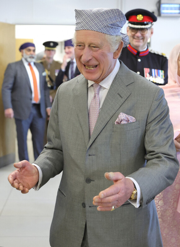 Le roi Charles III d'Angleterre lors d'une visite au Guru Nanak Gurdwara nouvellement construit à Luton, Royaume Uni, pour rencontrer des volontaires et en savoir plus sur les programmes qu'ils proposent à la communauté locale, le 6 décembre 2022. 
