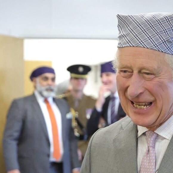 Le roi Charles III d'Angleterre lors d'une visite au Guru Nanak Gurdwara nouvellement construit à Luton, Royaume Uni, pour rencontrer des volontaires et en savoir plus sur les programmes qu'ils proposent à la communauté locale, le 6 décembre 2022. 