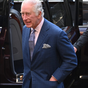 Le roi Charles III d'Angleterre, rencontre le personnel et les étudiants de l'Honorable Société de Gray's Inn à Londres, le 23 novembre 2022. Cette visite a pour but d'en savoir plus sur leur travail de soutien, d'éducation et de développement membres aspirants et praticiens du barreau. 