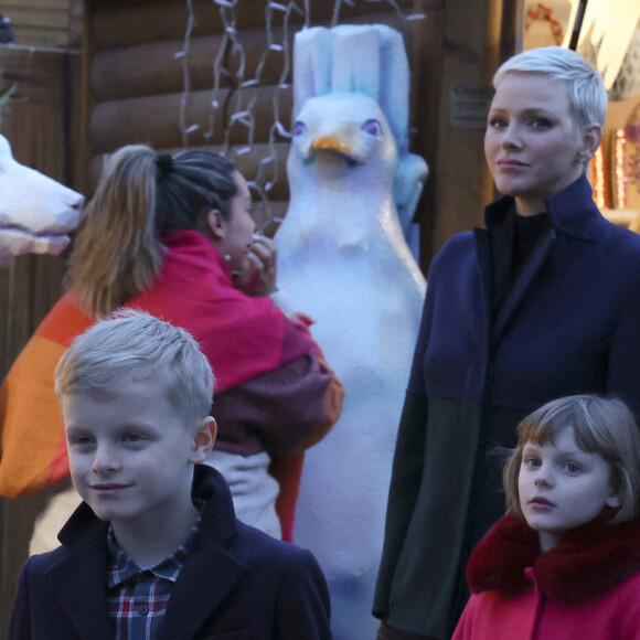 La princesse Charlene de Monaco, et ses enfants le prince Jacques et la princesse Gabriella lors de l'inauguration du marché de Noël à Monaco. Le 2 décembre 2022. © Claudia Albuquerque / Bestimage