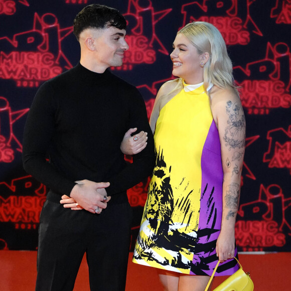 Florian Rossi et sa compagne Louane Emera lors de la 23ème édition des NRJ Music Awards 2021 au Palais des Festivals de Cannes, le 20 novembre 2021. 