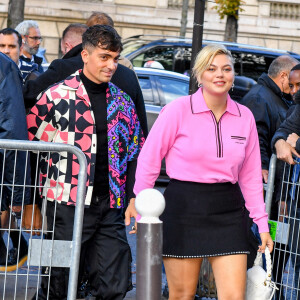 Louane Emera et son compagnon Florian Rossi arrivent au défilé de mode Miu Miu lors de la Fashion Week printemps/été 2022 à Paris, France, le 5 octobre 2021. © Veeren Ramsamy-Christophe Clovis/Bestimage 