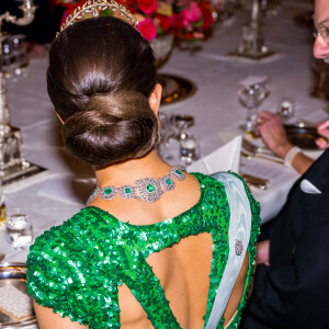La princesse Victoria de Suède (de dos) - La famille royale de suède au dîner lors de la cérémonie de remise des Prix Nobel à Stockholm le 11 décembre 2022. 