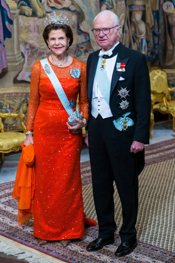 Le roi Carl Gustav de Suède et la reine Silvia - La famille royale de suède au dîner lors de la cérémonie de remise des Prix Nobel à Stockholm le 11 décembre 2022. 