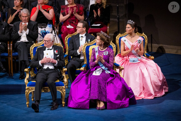Le roi Carl Gustav de Suède, la reine Silvia, la princesse Victoria et le prince Daniel - Cérémonie de remise des Prix Nobel au Concert Hall à Stockholm suivie du banquet le 10 décembre 2022 