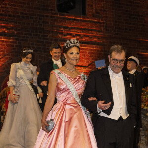 La princesse Victoria de Suède et Alain Aspect (Prix Nobel de Physique) - Cérémonie de remise des Prix Nobel au Concert Hall à Stockholm le 10 décembre 2022 