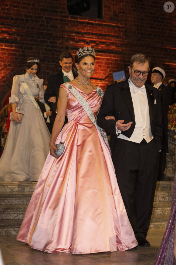 La princesse Victoria de Suède et Alain Aspect (Prix Nobel de Physique) - Cérémonie de remise des Prix Nobel au Concert Hall à Stockholm le 10 décembre 2022 