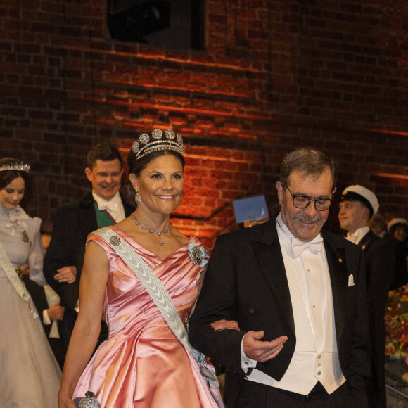 La princesse Victoria de Suède et Alain Aspect (Prix Nobel de Physique) - Cérémonie de remise des Prix Nobel au Concert Hall à Stockholm le 10 décembre 2022 