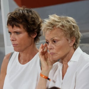 Muriel Robin et sa femme Anne Le Nen en tribune (jour 13) lors des Internationaux de France de Tennis de Roland Garros à Paris, le 3 juin 2022. © Dominique Jacovides/Bestimage