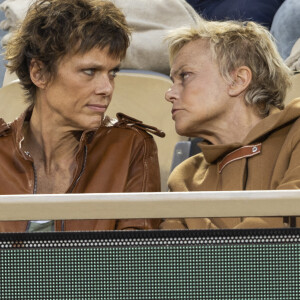 Muriel Robin et sa femme Anne Le Nen - Célébrités dans les tribunes des internationaux de France de Roland Garros à Paris le 31 mai 2022. © Cyril Moreau - Dominique Jacovides/Bestimage 