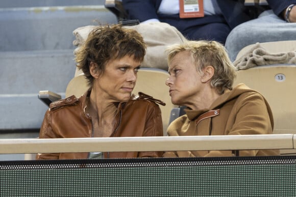 Muriel Robin et sa femme Anne Le Nen - Célébrités dans les tribunes des internationaux de France de Roland Garros à Paris le 31 mai 2022. © Cyril Moreau - Dominique Jacovides/Bestimage 