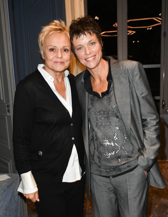 Muriel Robin et sa femme Anne Le Nen - Remise du prix "Fonds de dotation Line Renaud-Loulou Gasté" pour la recherche médicale à la Maison de la Recherche à Paris le 15 novembre 2021. © Coadic Guirec/Bestimage 