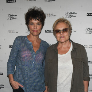 Anne Le Nen et sa compagne Muriel Robin - Soirée du pot de départ de Catherine et Liliane au théâtre Bobino à Paris le 1er juillet 2019. (Copines inséparables, Catherine et Liliane - incarnées par les comédiens A.Lutz et B. Sanches - proposent des sketchs comiques et satiriques sur l'acutalité.) © Coadic Guirec/Bestimage