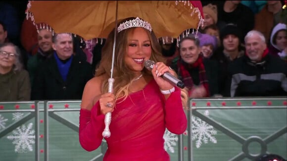 Mariah Carey chante en duo avec sa fille Monroe.