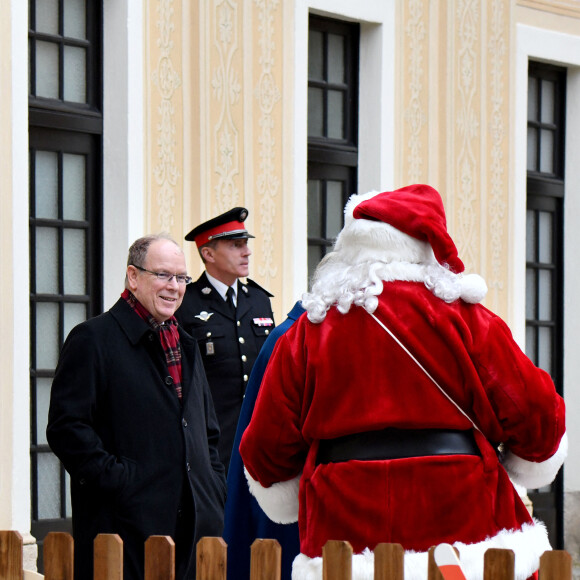 Le traditionnel arbre de Noël du Palais Princier de Monaco en présence du prince Albert II de Monaco, de la princesse Charlene et leurs deux enfants, la princesse Gabriella et le prince Jacques. Le couple princier et leurs enfants ont distribué cadeaux et friandises aux enfants monégasques, dans la cour du Palais, le 14 décembre 2022. © Bruno Bebert / Bestimage 