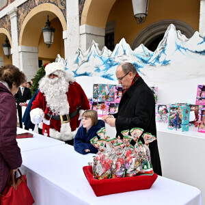 Le traditionnel arbre de Noël du Palais Princier de Monaco en présence du prince Albert II de Monaco, de la princesse Charlene et leurs deux enfants, la princesse Gabriella et le prince Jacques. Le couple princier et leurs enfants ont distribué cadeaux et friandises aux enfants monégasques, dans la cour du Palais, le 14 décembre 2022. © Bruno Bebert / Bestimage 