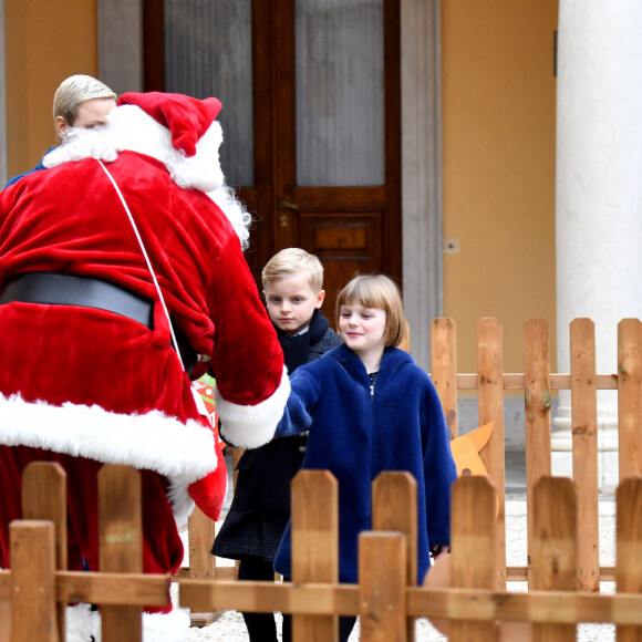 No tabloids - prince Albert II de Monaco, de la princesse Charlene et leurs deux enfants, la princesse Gabriella et le prince Jacques. Le couple princier et leurs enfants ont distribué cadeaux et friandises aux enfants monégasques, dans la cour du Palais, le 14 décembre 2022. © Bruno Bebert / Bestimage Bruno Bebert