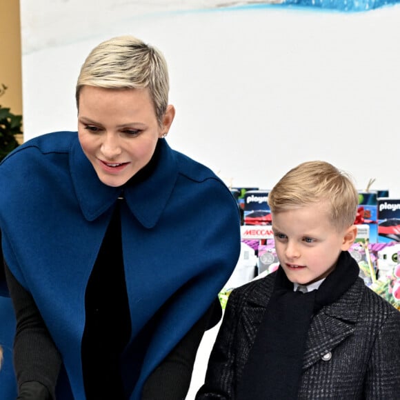 Le traditionnel arbre de Noël du Palais Princier de Monaco en présence du prince Albert II de Monaco, de la princesse Charlene et leurs deux enfants, la princesse Gabriella et le prince Jacques. Le couple princier et leurs enfants ont distribué cadeaux et friandises aux enfants monégasques, dans la cour du Palais, le 14 décembre 2022. © Bruno Bebert / Bestimage 