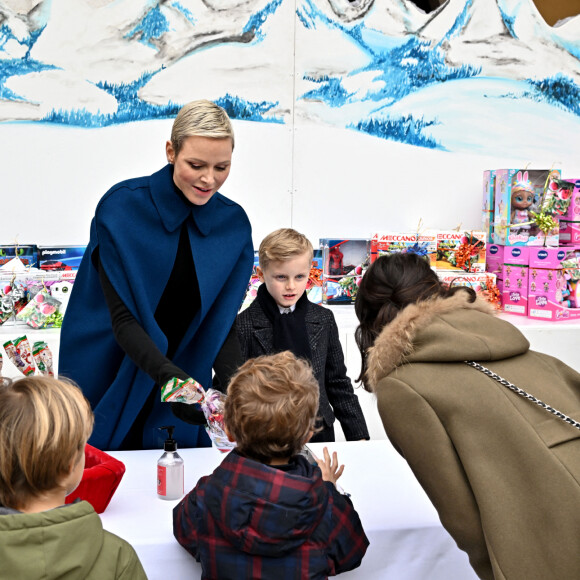 Le traditionnel arbre de Noël du Palais Princier de Monaco en présence du prince Albert II de Monaco, de la princesse Charlene et leurs deux enfants, la princesse Gabriella et le prince Jacques. Le couple princier et leurs enfants ont distribué cadeaux et friandises aux enfants monégasques, dans la cour du Palais, le 14 décembre 2022. © Bruno Bebert / Bestimage 