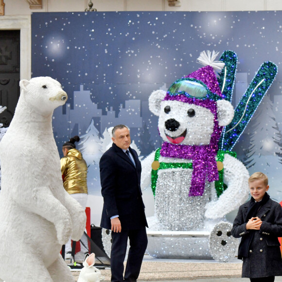 Le traditionnel arbre de Noël du Palais Princier de Monaco en présence du prince Albert II de Monaco, de la princesse Charlene et leurs deux enfants, la princesse Gabriella et le prince Jacques. Le couple princier et leurs enfants ont distribué cadeaux et friandises aux enfants monégasques, dans la cour du Palais, le 14 décembre 2022. © Bruno Bebert / Bestimage 