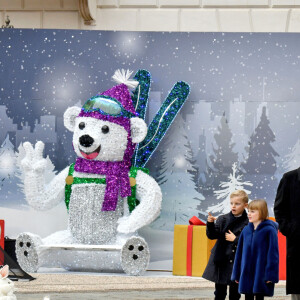 Le traditionnel arbre de Noël du Palais Princier de Monaco en présence du prince Albert II de Monaco, de la princesse Charlene et leurs deux enfants, la princesse Gabriella et le prince Jacques. Le couple princier et leurs enfants ont distribué cadeaux et friandises aux enfants monégasques, dans la cour du Palais, le 14 décembre 2022. © Bruno Bebert / Bestimage 