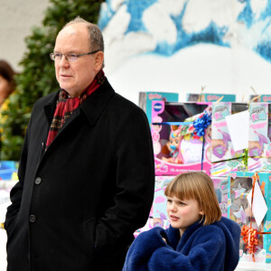 Le traditionnel arbre de Noël du Palais Princier de Monaco en présence du prince Albert II de Monaco, de la princesse Charlene et leurs deux enfants, la princesse Gabriella et le prince Jacques. Le couple princier et leurs enfants ont distribué cadeaux et friandises aux enfants monégasques, dans la cour du Palais, le 14 décembre 2022. © Bruno Bebert / Bestimage 