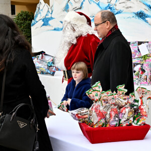 Le traditionnel arbre de Noël du Palais Princier de Monaco en présence du prince Albert II de Monaco, de la princesse Charlene et leurs deux enfants, la princesse Gabriella et le prince Jacques. Le couple princier et leurs enfants ont distribué cadeaux et friandises aux enfants monégasques, dans la cour du Palais, le 14 décembre 2022. © Bruno Bebert / Bestimage 